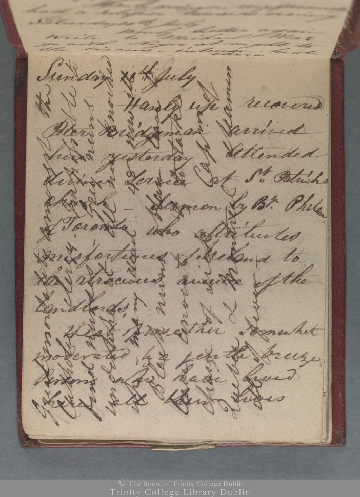 Inscriptions manuscrites à l’encre noire consignées sur du papier brun dans le journal personnel.