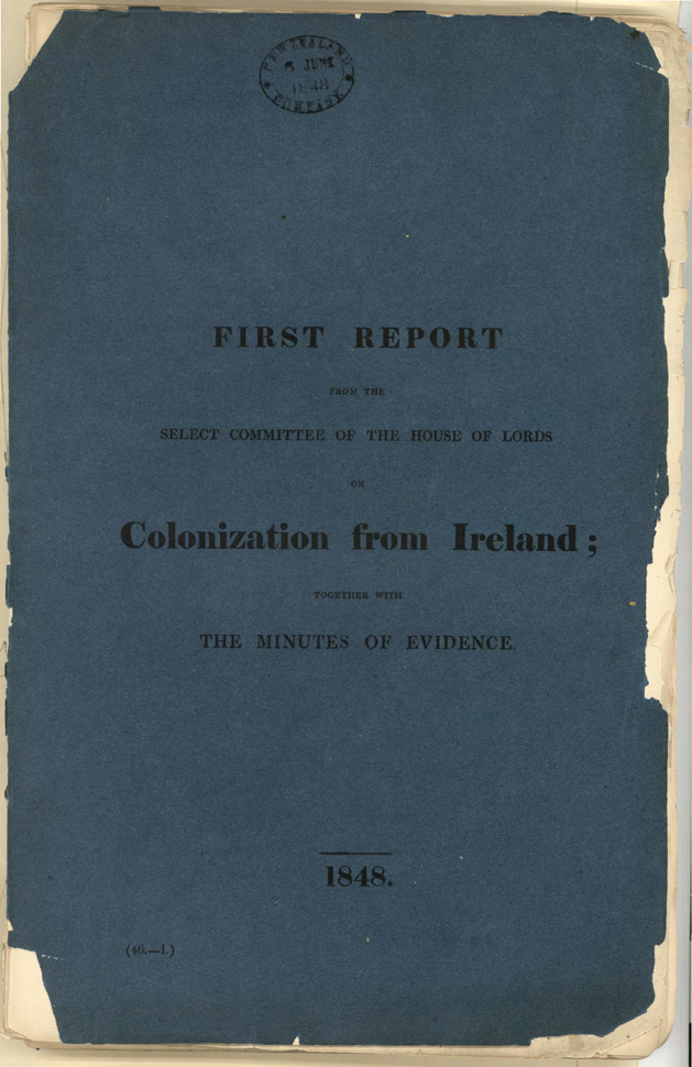 Page titre écrit en noir sur du papier bleu foncé dont les bordures sont effilochées. Le titre se lit comme suit : Premier rapport du Comité sélect de la Chambres des Lords sur la colonisation en Irlande ; incluant les procès-verbaux. Session 1848.
