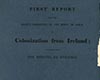 Page titre écrit en noir sur du papier bleu foncé dont les bordures sont effilochées. Le titre se lit comme suit : Premier rapport du Comité sélect de la Chambres des Lords sur la colonisation en Irlande ; incluant les procès-verbaux. Session 1848.