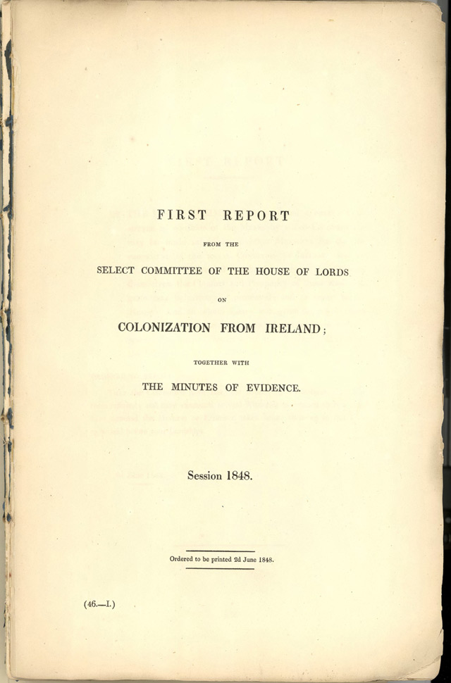 Texte centré et dactylographié en noir et blanc, sur du papier jauni, qui se lit comme suit : Premier rapport du Comité sélect de la Chambres des Lords sur la colonisation en Irlande, incluant les procès-verbaux. Session 1848. Imprimé le 2 juin 1848.