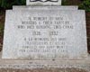 Base en ciment gris, du monument de la croix celtique aux Irlandais du Canal Rideau. Inscription qui se lit comme suit : À la mémoire des 1 000 travailleurs et leurs familles qui sont morts en construisant le canal, 1826-1832.