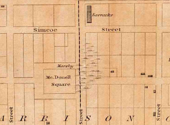Carte routière de couleur dorée sur laquelle est illustré un édifice marqué du mot barracks, érigé sur une rue Bathurst traversée d’une ligne noire en son centre.