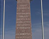 Monument de couleur grise, auquel une cloche est attachée. Sous la cloche figure l’inscription suivante : « Cloche du ‘Carricks’, voilier irlandais qui fit naufrage à Cap-des-Rosiers le 28 avril 1847. Retrouvée à Blanc Sablon. »
