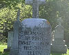 Vue rapprochée d’une pierre tombale où il est inscrit : Bernard Murphy, 1847-1919. Son épouse Ellen Bennett, 1857-1942. Le nom des Murphy est gravé à la base de la pierre tombale.