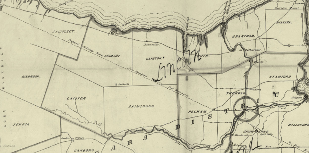 Carte géographique illustrée où figurent le nom du Lac Ontario au-dessus et ceux des Districts de Niagara et de Welland, en bas. À gauche en bas figure le nom, encerclé, d’une ville, Port Robinson étant écrit en petits caractères.